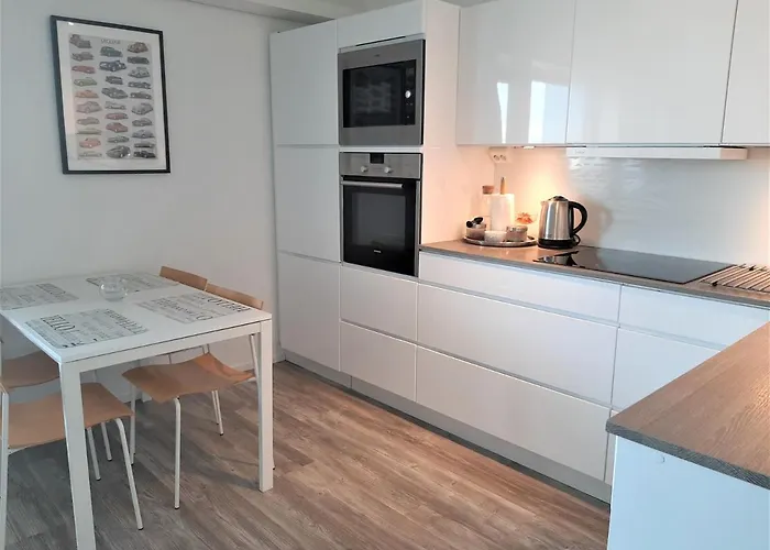 Seaside Downtown Apartment With Private Parking