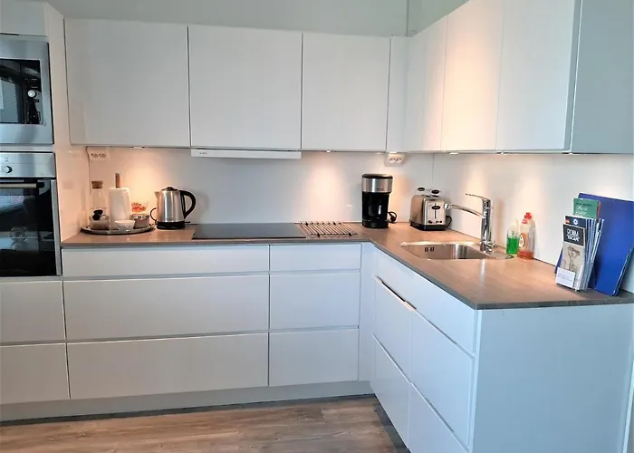 Seaside Downtown Apartment With Private Parking